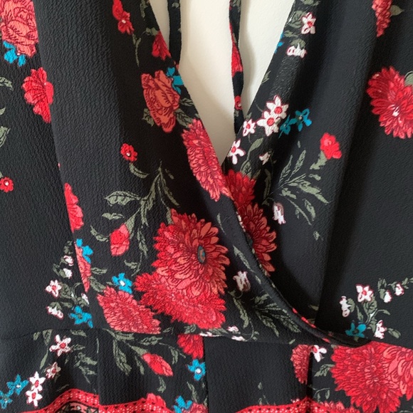 Francesca’s Mi Ami Black Red Floral Romper Boho SZ XS  Tie Back pleated shorts - Picture 3 of 9